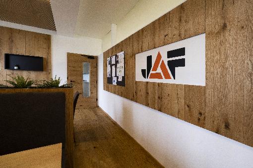 Bild 1: Das verwendete Furnier der Asteiche prsentiert die ganze Schnheit n...